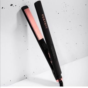 FoxyBae’s Très Sleek Rose Gold Titanium Flat Iron.